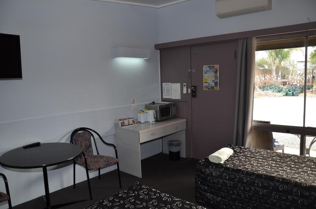 Warwick Motor Inn Buitenkant foto