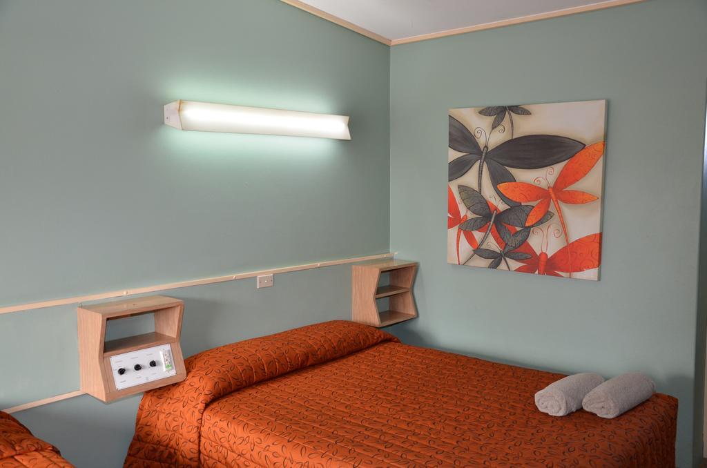 Warwick Motor Inn Buitenkant foto