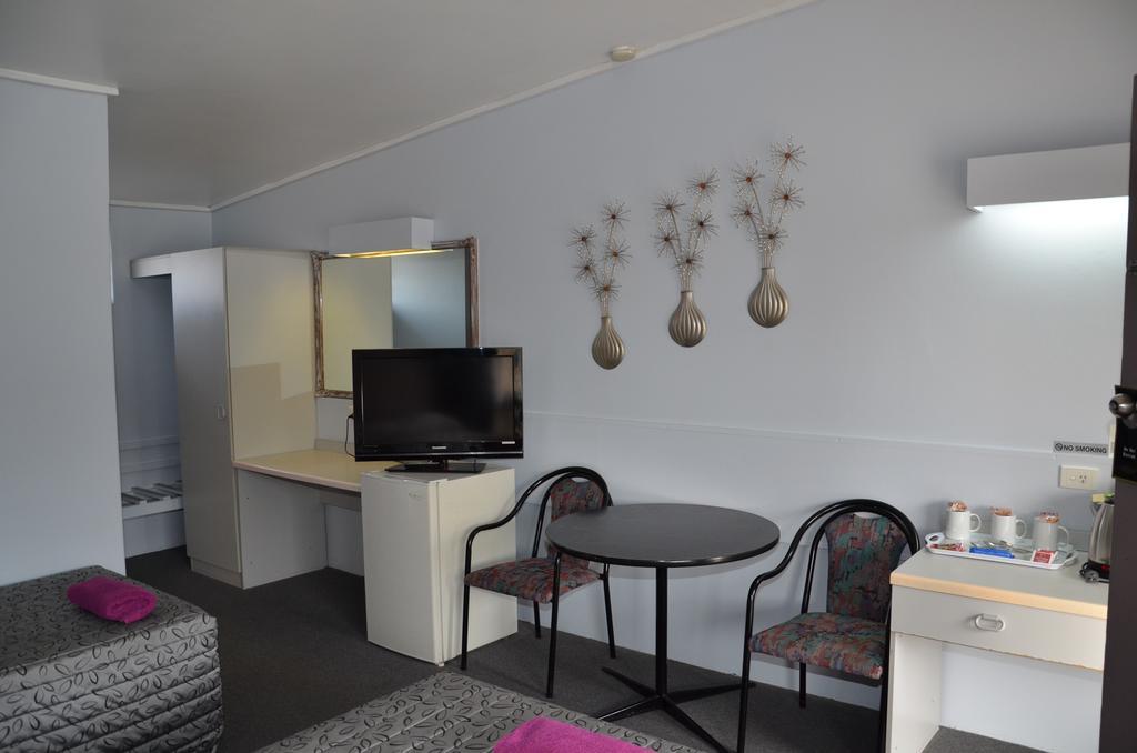 Warwick Motor Inn Buitenkant foto